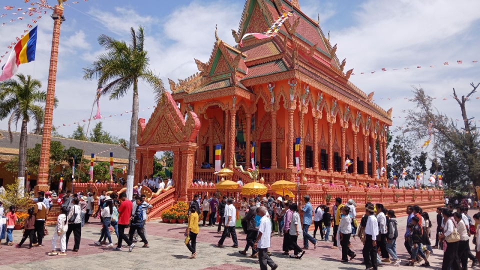 1_-_dong_dao_ba_con_phat_tu_du_khanh_thanh_chanh_dien_chua_kinh_xang_xa_phong_phu_huyen_cau_ke_tinh_tra_vinh_thang_3_nam_2024.jpg