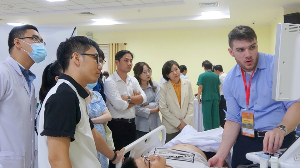 Các huyên gia Mayo Clinic (Hoa Kỳ) hướng dẫn trực tiếp cho từng nhóm bác sĩ và nhân viên y tế.jpg