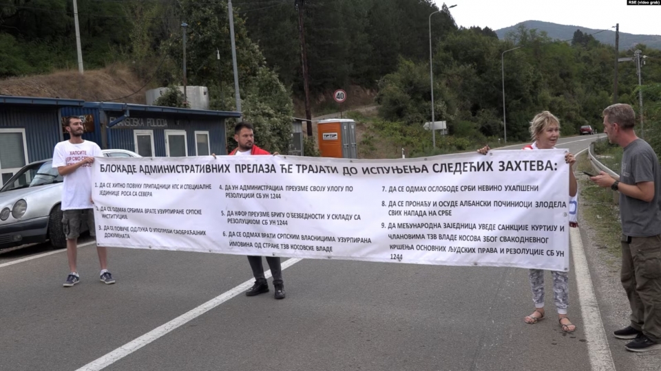Người biểu tình chặn cửa khẩu Jarinje giữa Serbia và Kosovo vào ngày 6 tháng 9 (Ảnh-rferl.org) (1).jpg