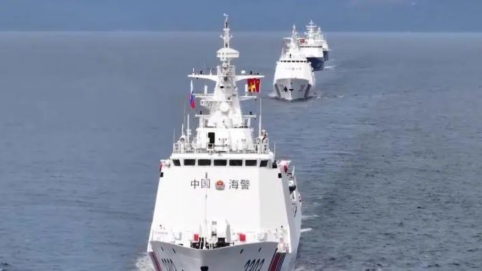 Tàu cảnh sát biển Trung Quốc tham gia cuộc diễn tập chung với Nga. Ảnh_ CCTV.jpg