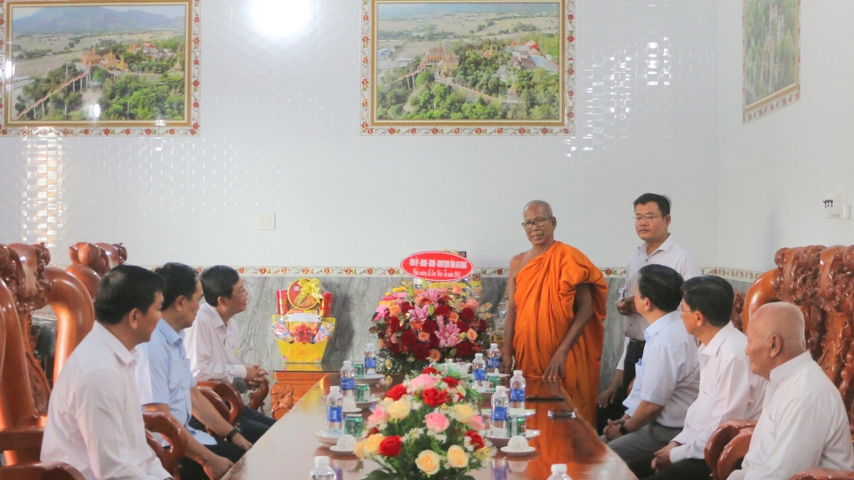 an_giang_lanh_dao_tinh_tham_va_chuc_mung_le_sene_dolta_cua_dong_bao_khmer.jpg