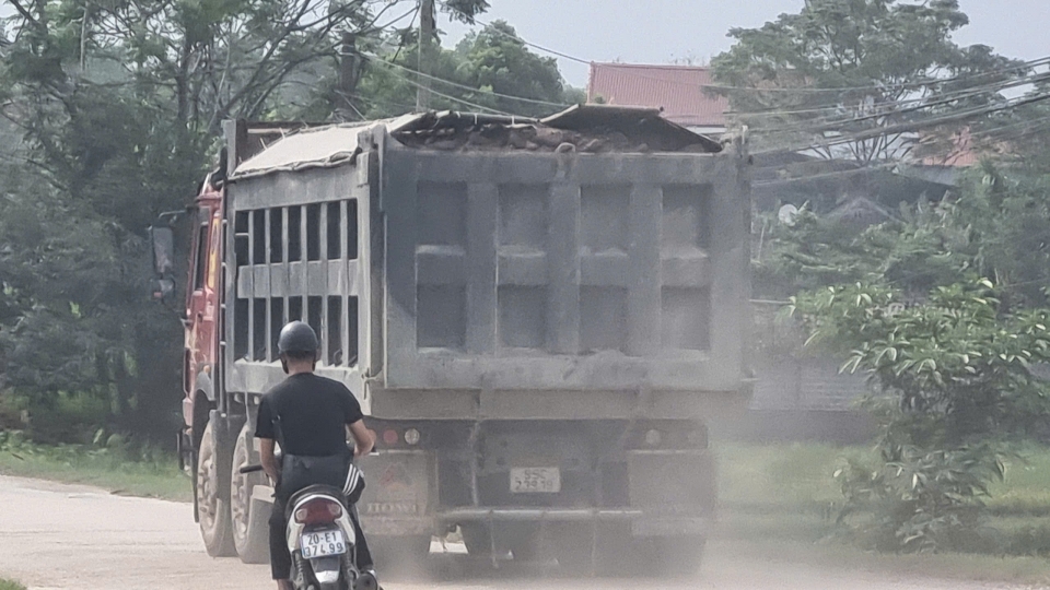 Hàng đoàn xe chở đất tàn phá nhiều tuyến đường ở Phổ Yên, Thái Nguyên