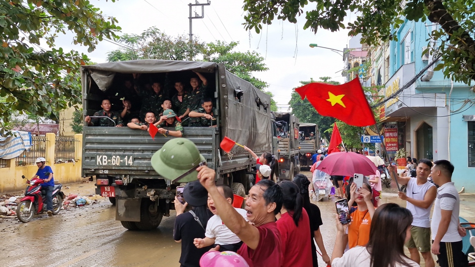 Người dân vùng lũ Yên Bái bịn rịn chia tay bộ đội