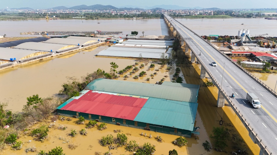 Khung cảnh tan hoang tại loạt công trình sai phép bủa vây cầu nghìn tỷ ở Bắc Ninh