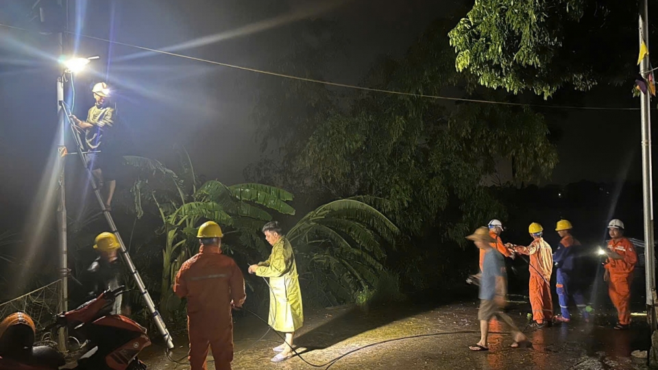 cong_tac_cap_dien_ngay_trong_dem_cua_cong_ty_dien_luc_phu_tho_keo_den_chieu_sang_phuc_vu_lap_dat_cau_phao_de_dam_bao_giao_thong_tam_thoi_cho_nguoi_dan_3.jpg