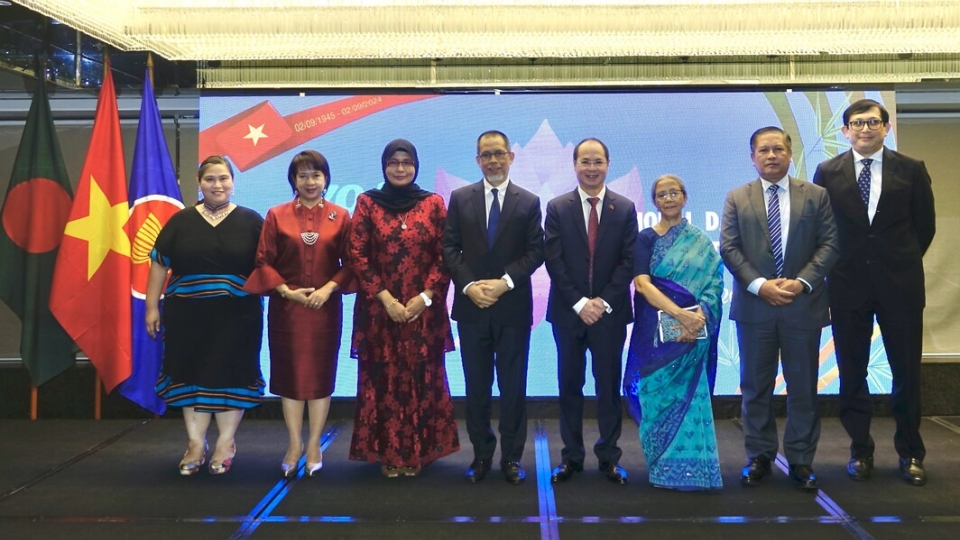 ds_nguyen_manh_cuong_co_van_chinh_phu_lam_thoi_phu_trach_bo_thuy_san_va_chan_nuoi_farida_akhter_va_cac_ds_dblt_cac_nuoc_asean_tu_trai_qua_philippines_thai_lan_malaysia_brunei.jpeg