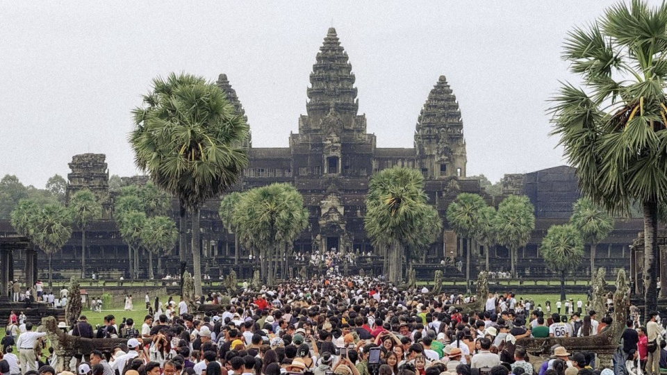 du_khach_tham_quan_den_angkor_wat.jpg