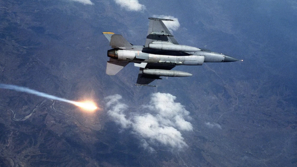 f-16_nha_moi_bay.jpg