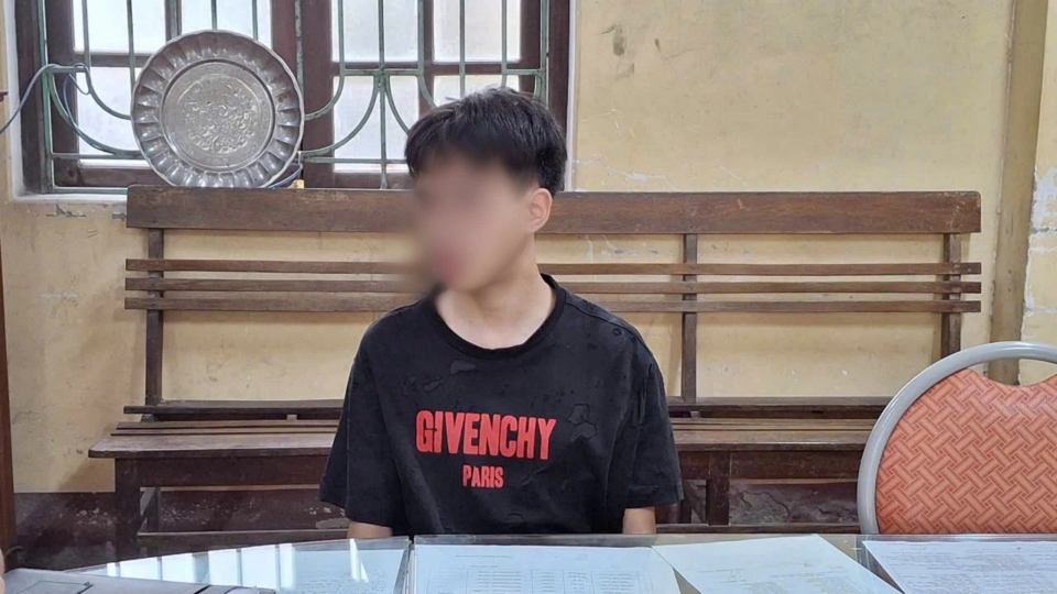 nam sinh lop 12 tong csgt.jpg