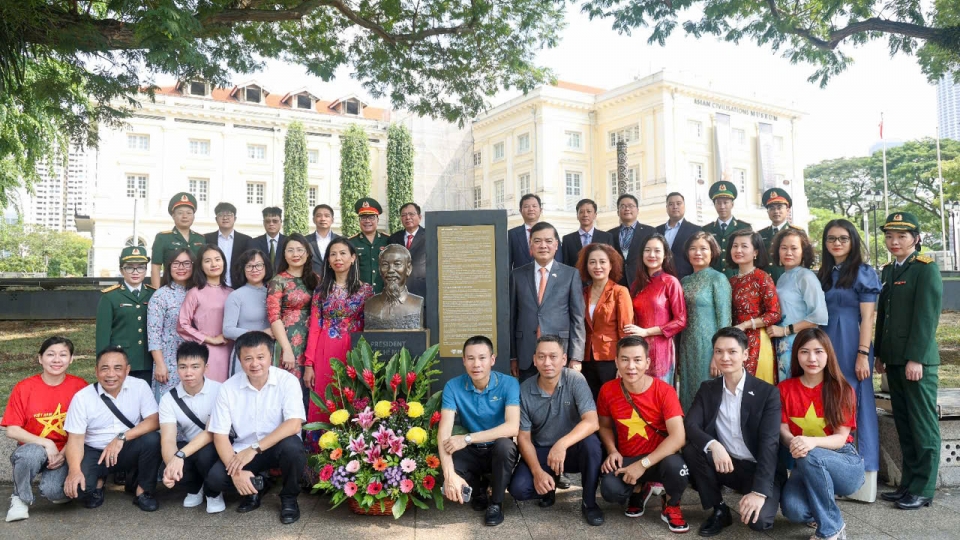 nguoi Viet o Singapore ben tuong dai Ho Chi Minh -vov.jpg