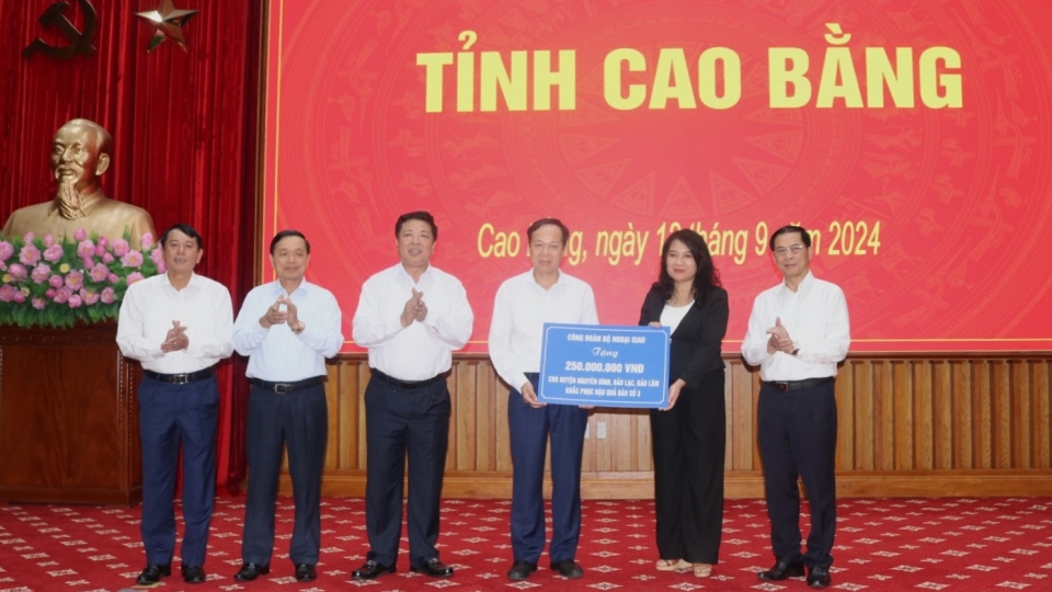tai_buoi_lam_viec_cong_doan_bo_ngoai_giao_tang_250_trieu_dong_ung_ho_nhan_dan_cao_bang_khac_phuc_hau_qua_bao_so_3.jpg
