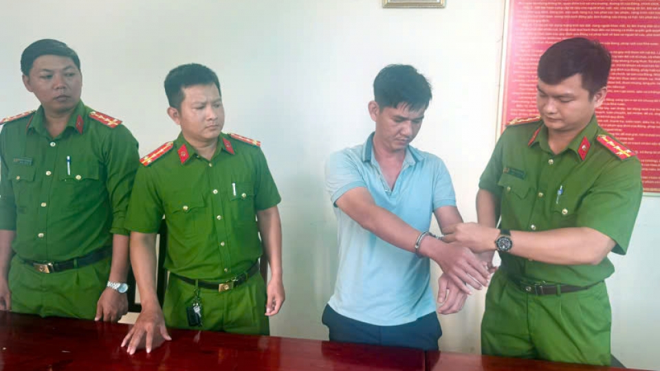 thuc_hien_lenh_giu_nguoi_trong_truong_hop_khan_cap_doi_voi_le_van_duc_can_bo_tin_dung_mot_ngan_hang_o_phu_quoc_.jpg