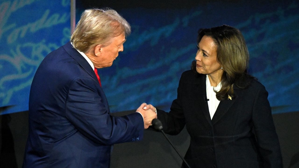 trump_harris_bat_tay_2_getty.jpg