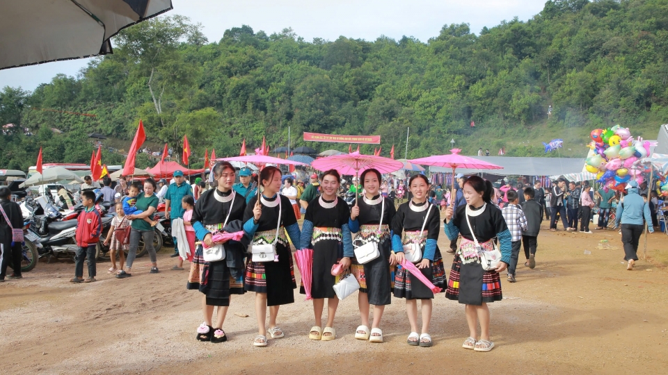 tung_top_chang_trai_co_gai_trong_trang_phuc_truyen_thong_da_sac_mau_xung_xinh_xuong_cho.jpg