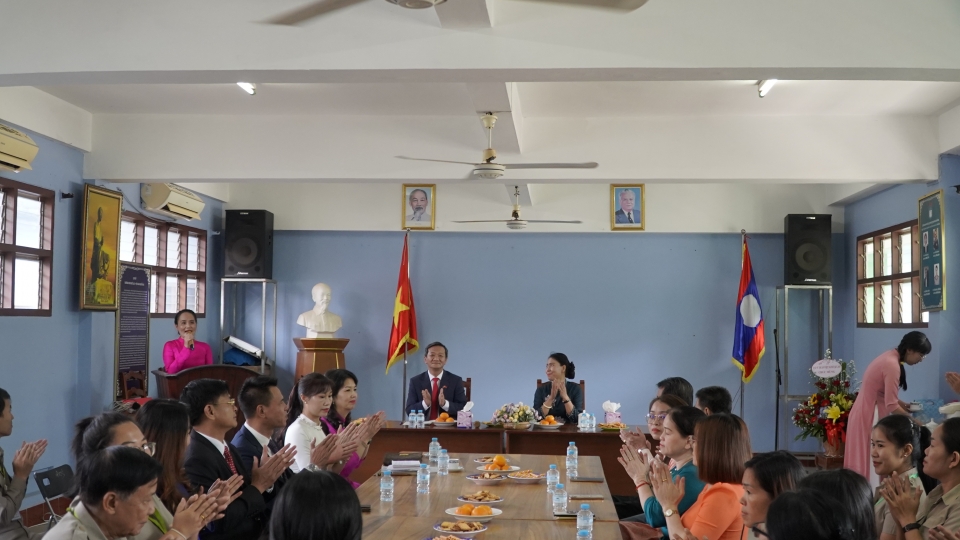 Đại sứ Nguyễn Minh Tâm nói chuyện với các thầy cô giáo nhân dịp kỷ niệm Ngày Nhà giáo Lào..jpg