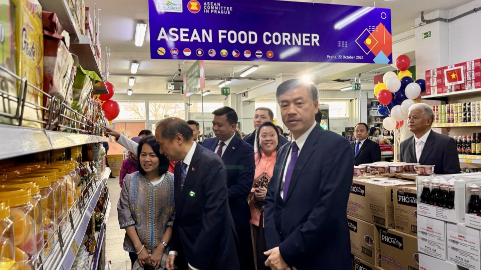 Đại sứ Việt Nam Dương Hoài Nam cùng các Đại sứ, Trưởng cơ quan đại diện ngoại giao các nước ASEAN tại CH Séc tham quan gian hàng tại sự kiện ASEAN FOOD CORNER ngày 22.10.jpg