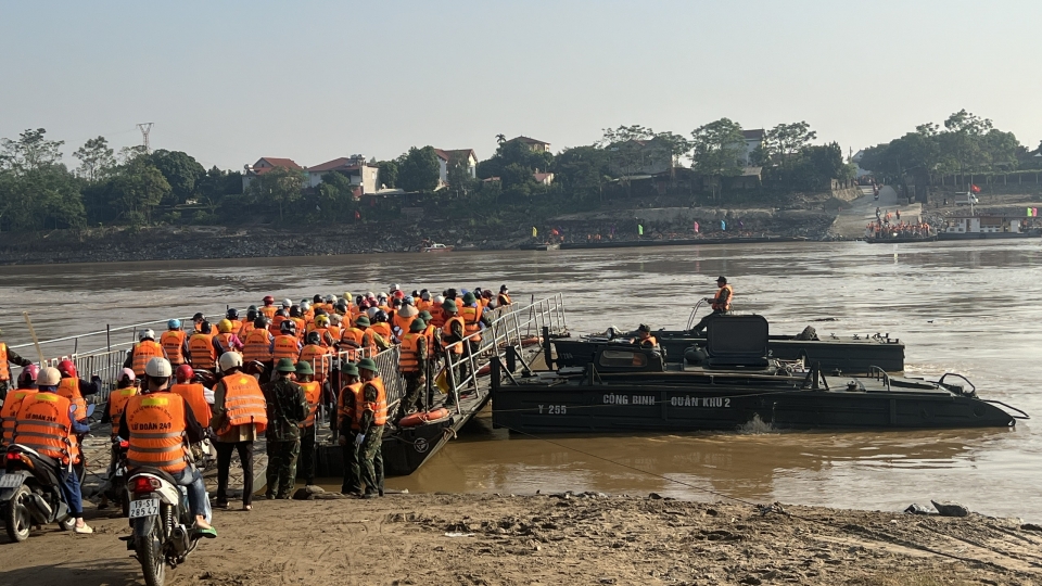 Chưa bắc được cầu phao, phà dã chiến Phong Châu hoạt động hết công suất