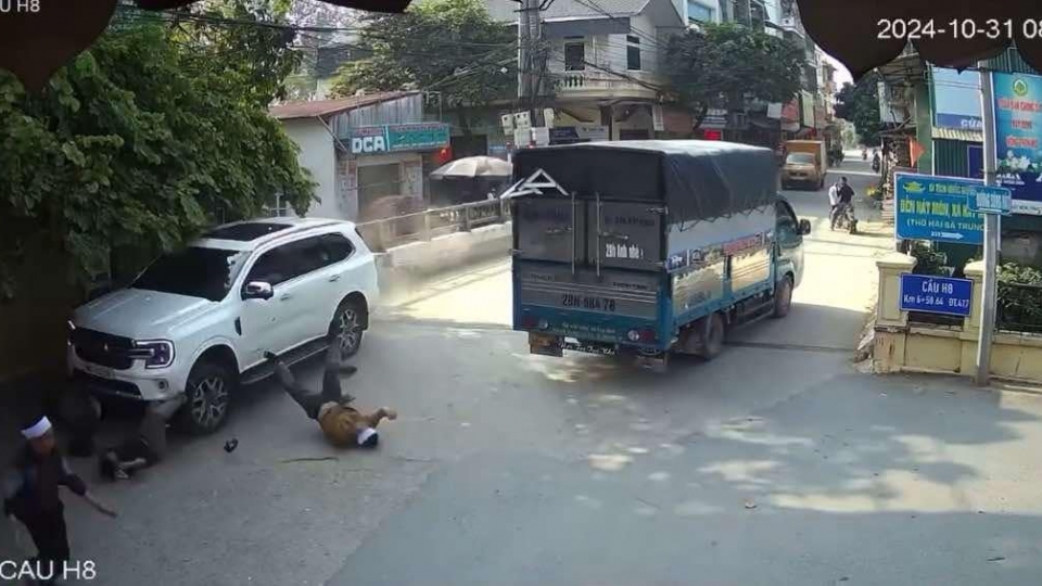 Ô tô bất ngờ đâm vào đoàn đưa tang làm 1 người chết, 3 người bị thương ở Hà Nội