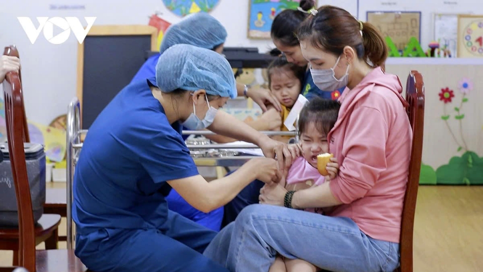 Hanoi children get measles vaccine shot