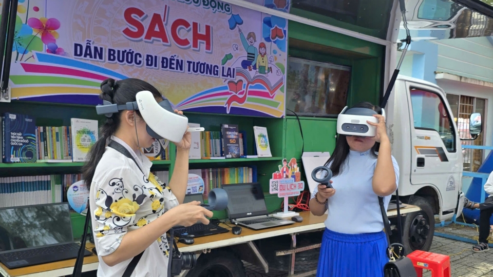 6_nguoi_dan_trai_nghiem_cong_nghe_so_tai_khong_gian_trung_bay_cua_chuong_trinh_tinh_ca_mau_to_chuc_huong_ung_ngay_chuyen_soi_so.jpg
