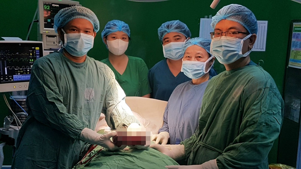 Bác sĩ Thân Trọng Vũ cùng ê kíp phẫu thuật cho bệnh nhân.jpg