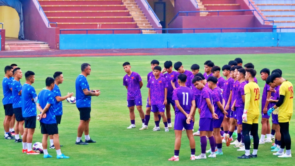 HLV Cristiano Roland loại 3 cầu thủ trước trận đấu với U17 Kyrgyzstan.jpg