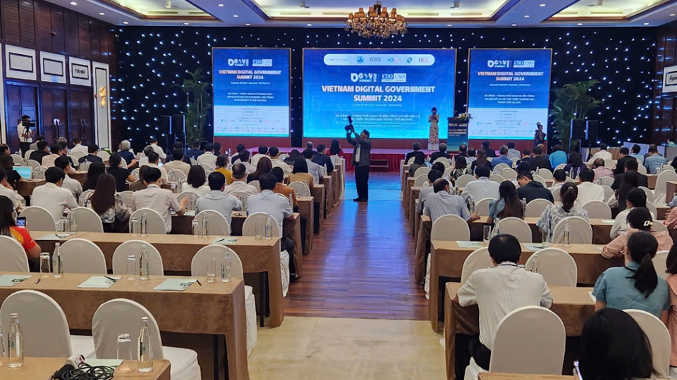 Hội nghị có sự tham gia của hàng trăm diễn giả, doanh nghiệp chuyển đổi số.jpg