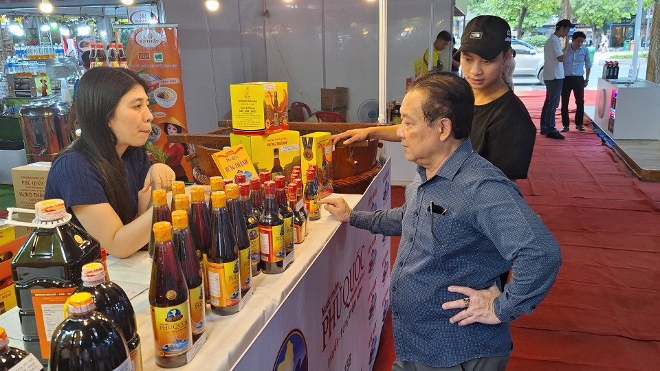 Nước mắm truyền thống tại lễ hội (Ảnh Lệ Hằng).jpg