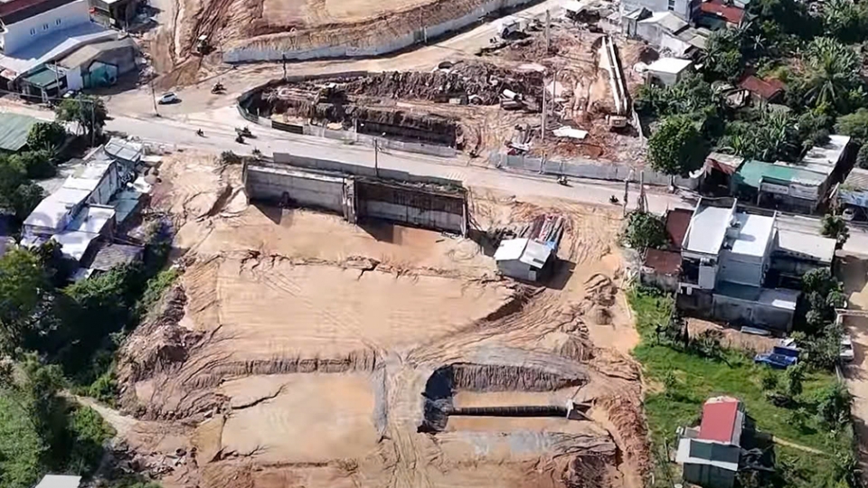 Ngày tại nút giao khu vực huyện Tư Nghĩa vướng đường điện chưa di dời.jpg