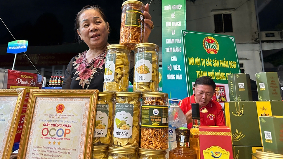 Nông dân chào bán các sản phẩm OCOP.jpg