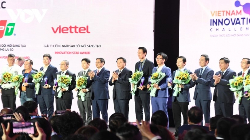 PM Chinh attends inovation star award.jpg
