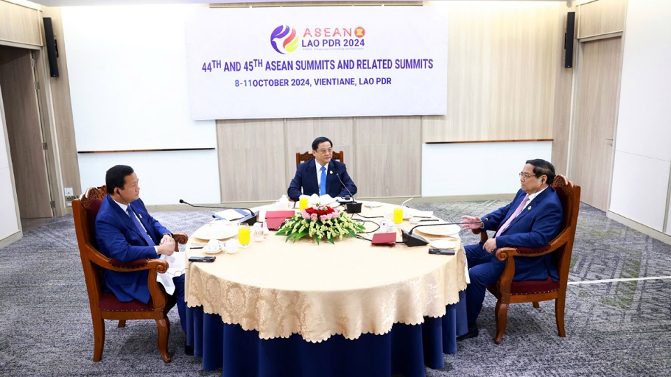 Prime Ministers of Vietnam, Laos and Cambodia meet in Vientiane 2.jpg