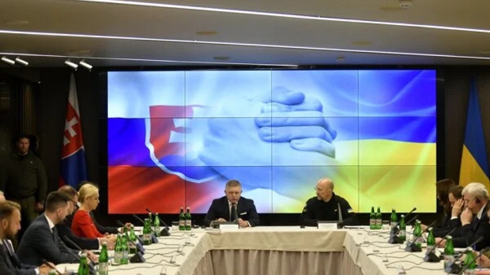 Thủ tướng Ukraine Denys Shmyhal đã gặp người đồng cấp Slovakia Robert Fico ngày 7 tháng 10 (Ảnh - TASR).jpg