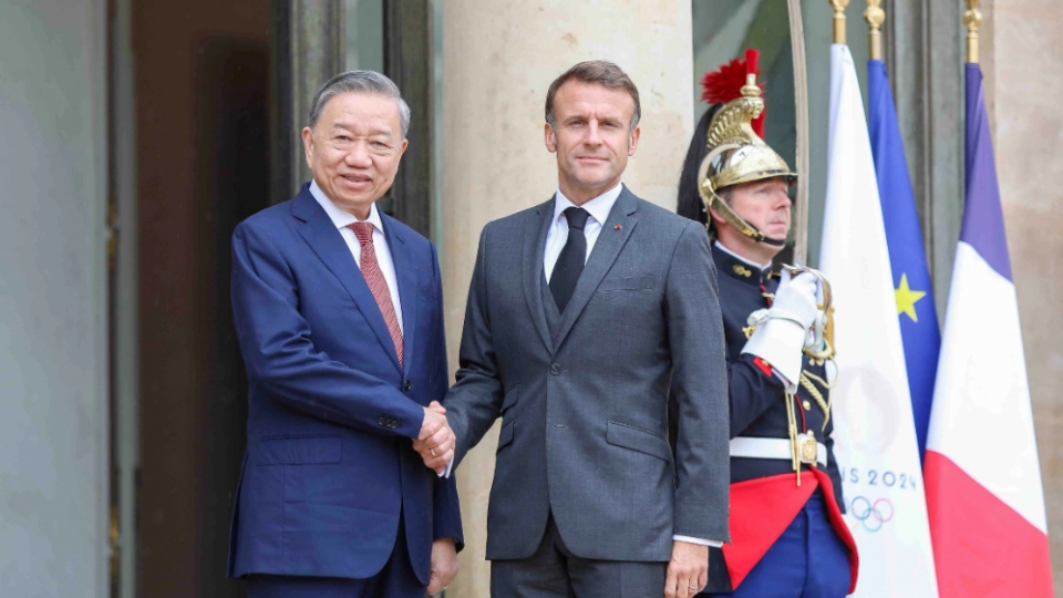 To Lam and Emmanuel Macron 1.jpg