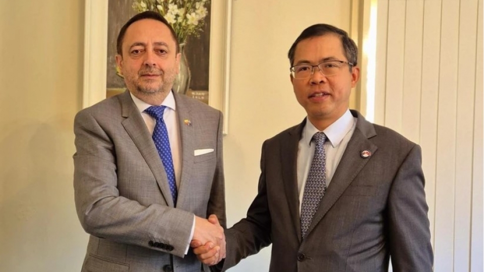Vietnamese Ambassador to Australia Pham Hung Tam (R) and Ambassador of Ecuador Arturo Cabrera-Hidalgo.jpg