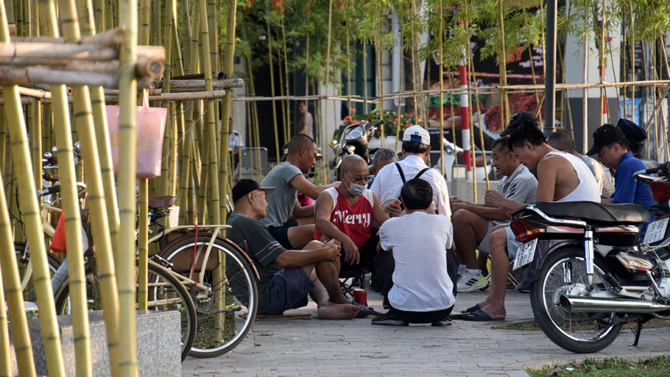 Hồ Trúc Bạch nhếch nhác, nơi tụ tập đánh bài, chỗ thành bãi trồng rau