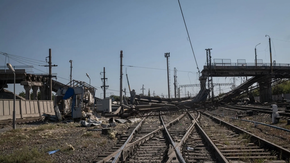 cau vuot Ukraine o Pokrovsk bi Nga tap kich pha huy, cau vuot duong sat Ukraine -nytimes.jpg