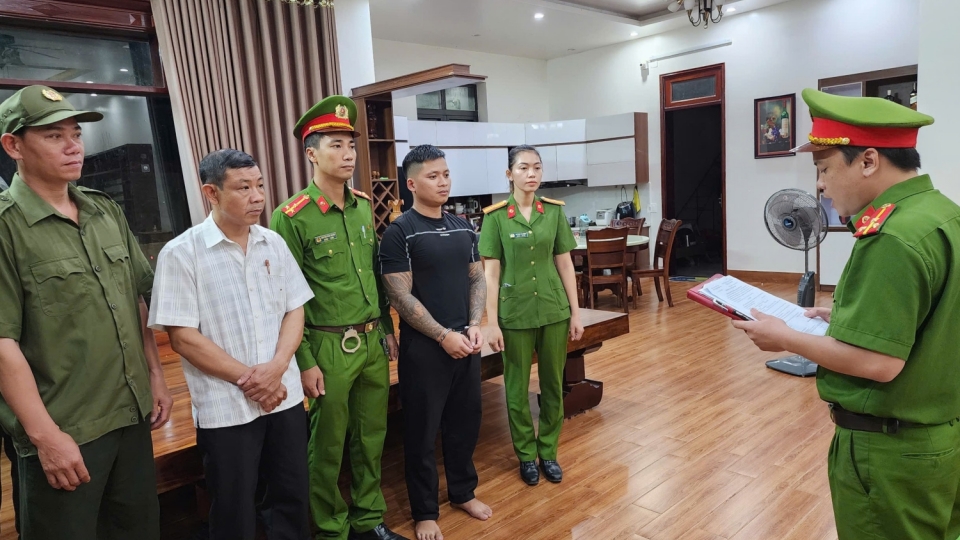 cong_an_huyen_bo_trach_thi_hanh_lenh_bat_tam_giam_nguyen_truong_thien_nguoi_mac_ao_den.jpg