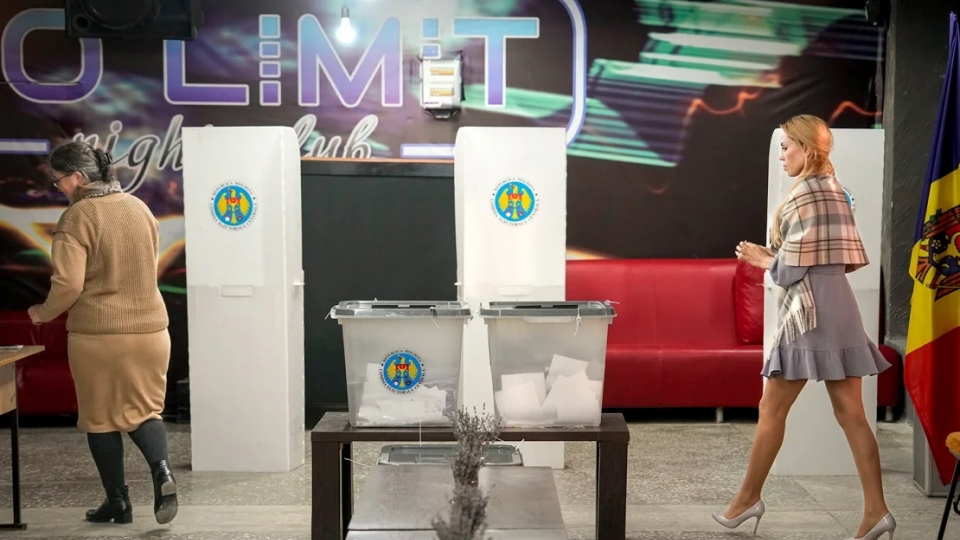 cu tri Moldova bo phieu trong bau cu Moldova 2024 va trung cau dan y ve gia nhap EU -cnn.jpg