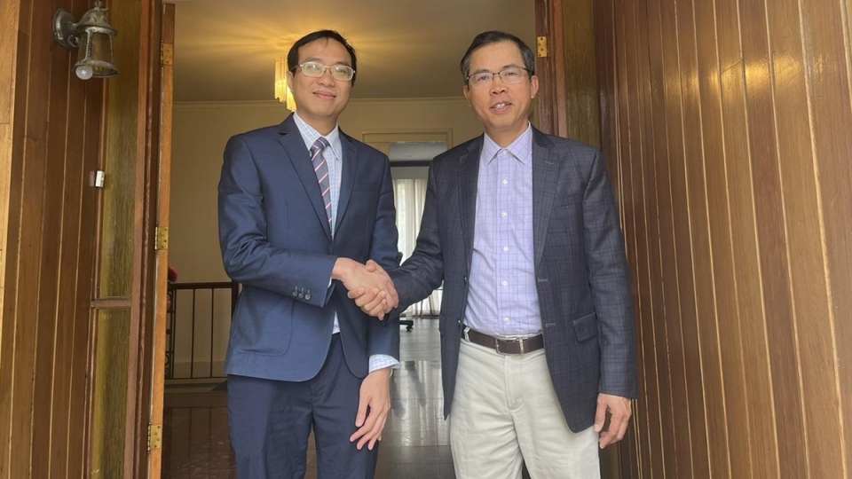dai su Viet Nam Pham Hung Tam (fai) và Tien si Tran Phi Vu -dsq Viet Nam tai Uc.jpg