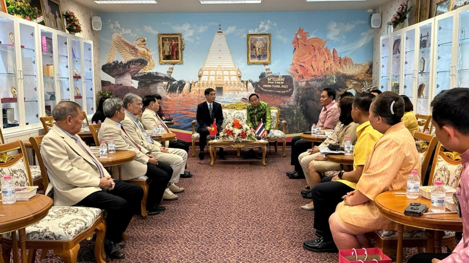 dai_su_pham_viet_hung_lam_viec_voi_tinh_truong_tinh_ubon_ratchathani_ong_supasit_kocharoenyot.jpg