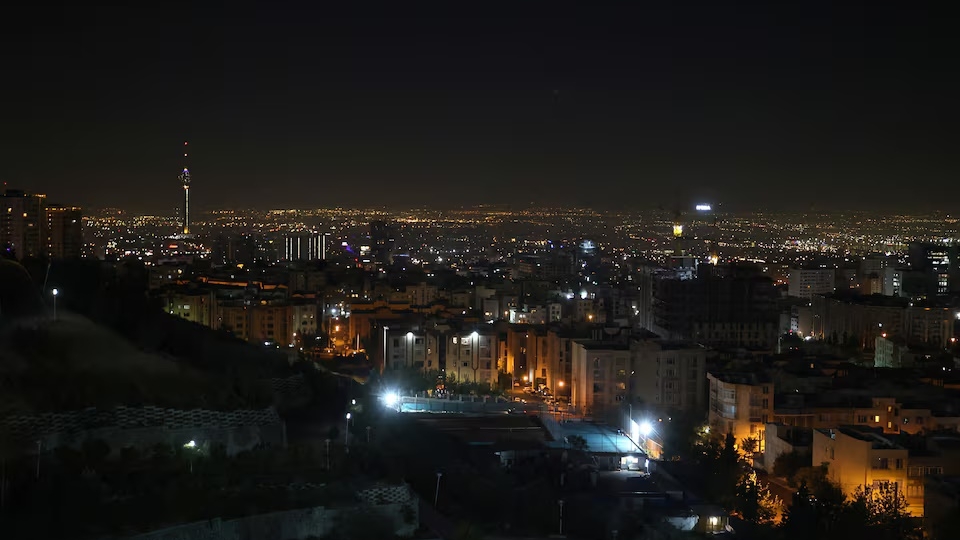 den dien thu do Iran, Tehran sau khi Israel khong kich Iran -wana.jpg