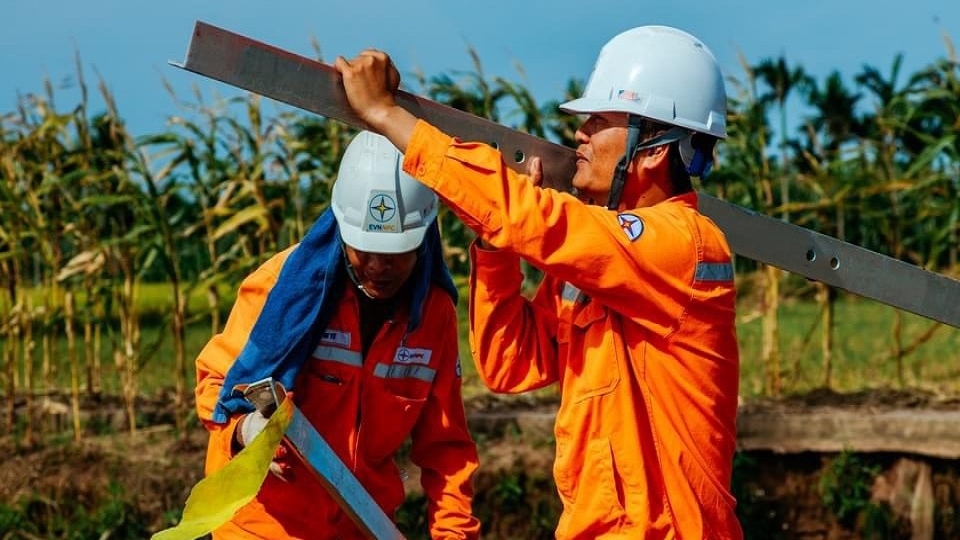 doi_xung_kich_pc_nam_dinh_tai_vi_tri_so_11_dang_ho_tro_thi_cong_du_an_duong_day_500kv_mach_3_quang_tri_pho_noi.jpg