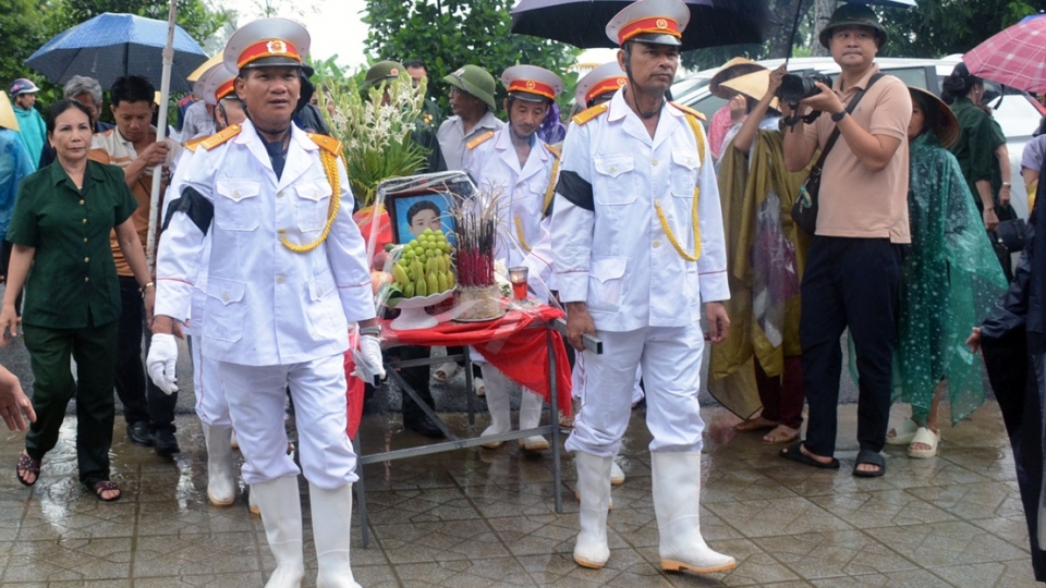 Hỗ trợ đưa hài cốt 2 liệt sỹ về an táng tại quê nhà Thanh Hóa