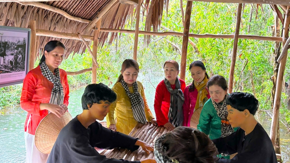 du_khach_thich_thu_voi_cac_net_mo_phong_lai_cuoc_song_ngay_truoc_20241009142948.jpg