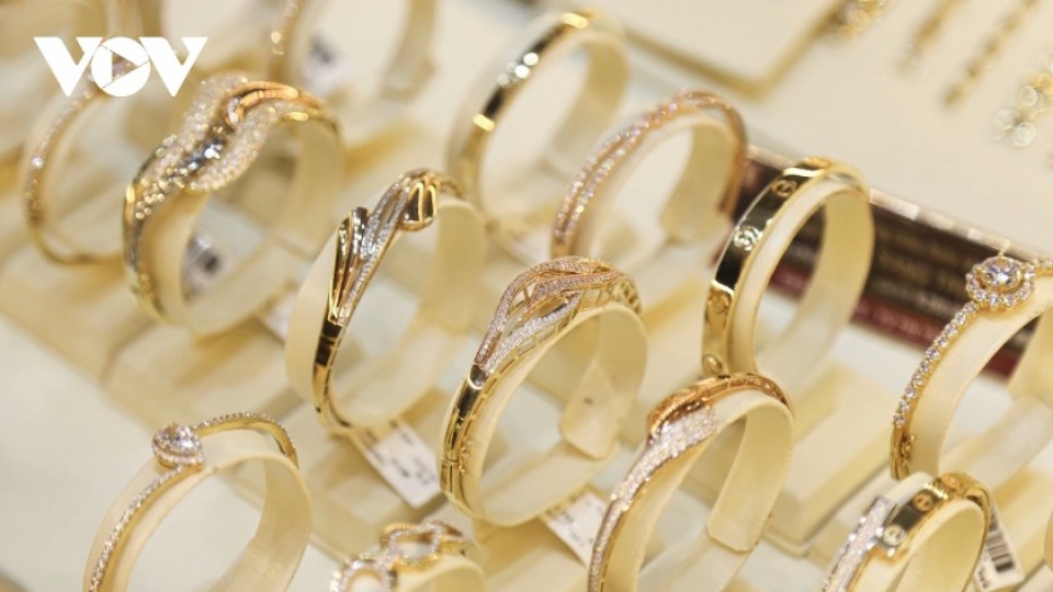 Local gold ring prices surge to reach new record high on October 17