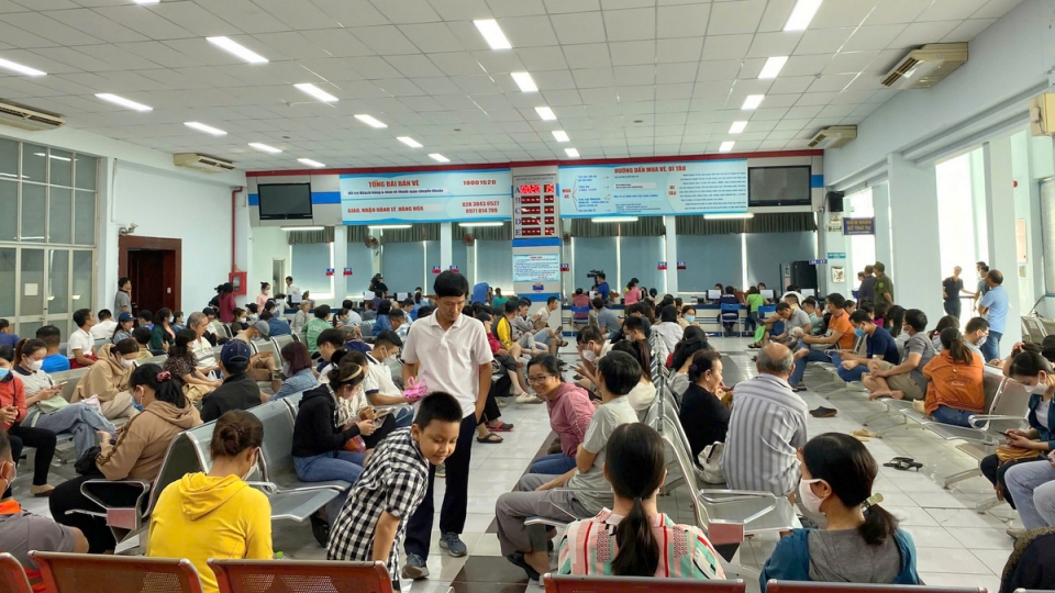 khach_mua_ve_tai_ga_sai_gon_trong_ngay_dau_mo_ban_anh_t.k.jpg