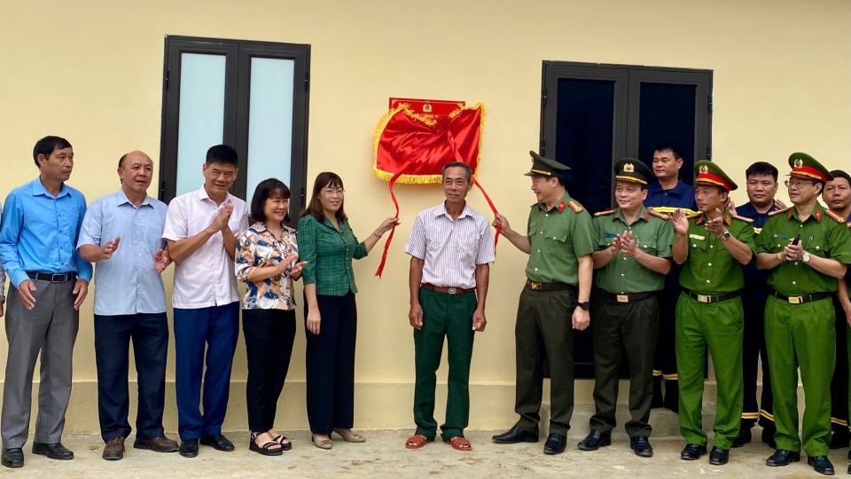 lanh_dao_huyen_dien_bien_va_cong_an_tinh_dien_bien_trao_nha_cho_gia_dinh_ong_lo_van_lien_o_ban_linh_muong_pon.jpg