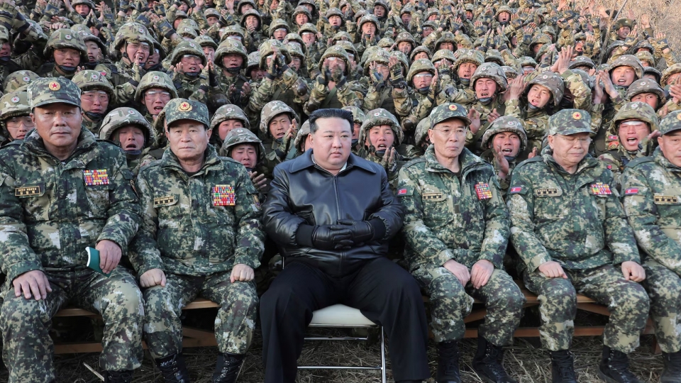 linh Trieu Tien, binh si Trieu Tien, quan nhan Trieu Tien, si quan Trieu Tien ben Kim Jong Un -kcna.jpg