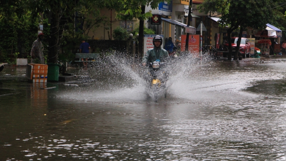 Mưa lớn gây ngập cục bộ nhiều tuyến đường ở thành phố Đồng Hới (Quảng Bình)